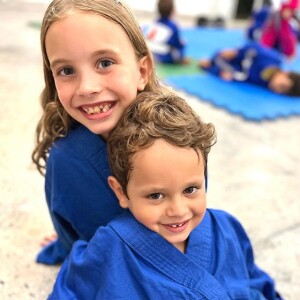 Filhos de Mariana Bridi e Rafael Cardoso, Aurora e Valentim praticam judô