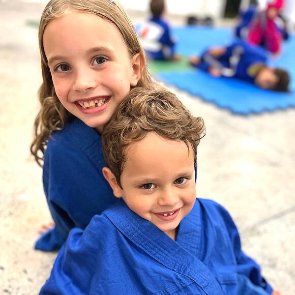 Filhos de Mariana Bridi e Rafael Cardoso, Aurora e Valentim praticam judô