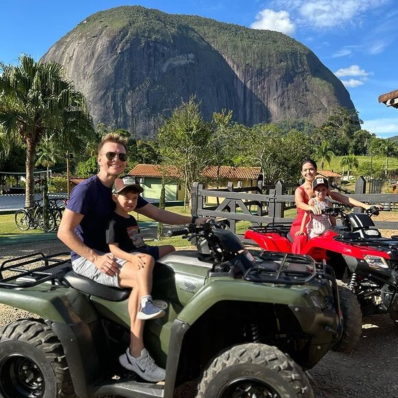 Thais Fersoza e Michel Teló em passeio com os filhos, Melinda e Theodoro