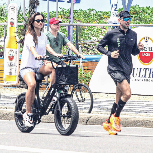 Rafa Kalimann passeou ao lado de Antonio Bernardo Palhares em orla carioca