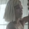 Cantora Sia lança clipe e polemiza por colocar menina de onze anos para contracenar com o ator Shia Labeouf, de 28 anos. Internautas criticam: 'Nojento. 'Muito forte', disseram fãs pelas redes sociais