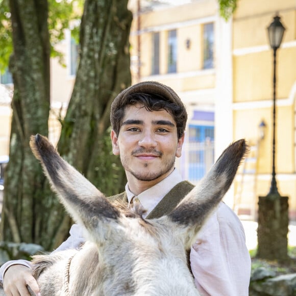 'Amor Perfeito': Justino (João Fernandes) é afilhado de Antônio (Alan Rocha) e Aparecida (Isabel Fillardis), agregado à família, trabalha na delegacia 