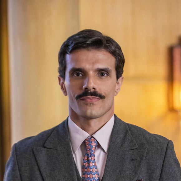 'Amor Perfeito': Ademar (Gustavo Arthidoro) é dono da Casa Minhota, a principal mercearia da cidade. Marido de Ione (Carol Badra).