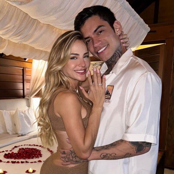 Em dezembro, Gabi Martins compartilhou com os seguidores que foi pedida em namoro