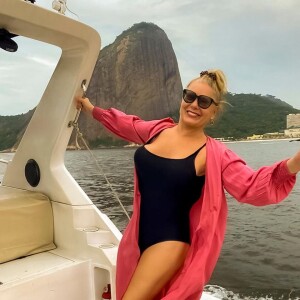 Vera Fischer escolheu um beachwear elegante para o passeio