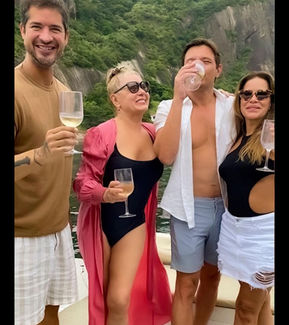 Foto: Vera Fischer brindou com amigos no passeio de barco - Purepeople