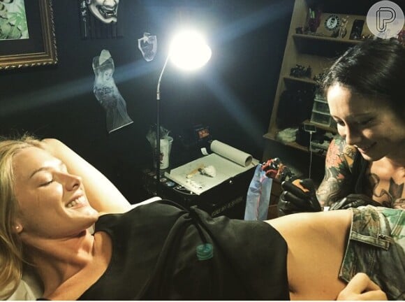 Fiorella Mattheis faz tatuagem na cintura e compartilha foto no Instagram, 'Tattoo nova', escreveu ela na legenda da foto desta quinta-feira, 8 de janeiro de 2015