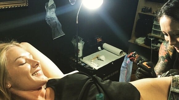 Fiorella Mattheis faz tatuagem na cintura e Alexandre Pato comenta: 'Quero ver'