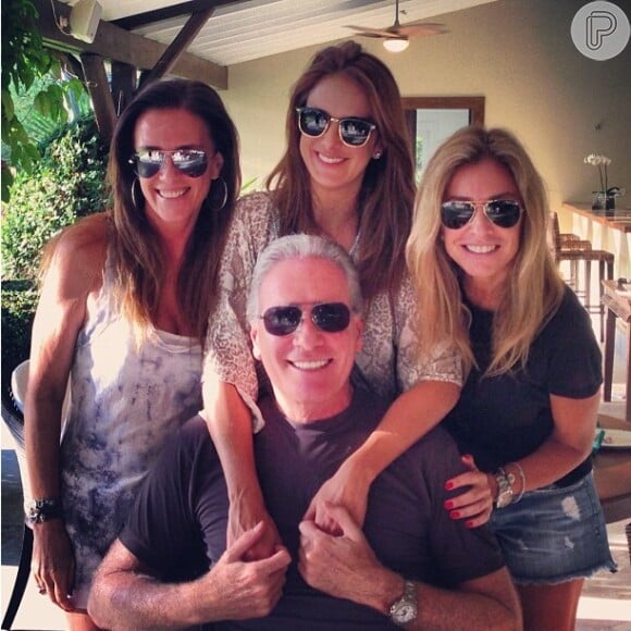 Roberto Justus posa com as mães de seus filhos: 'Família moderna', publicou o empresário no Instagram
