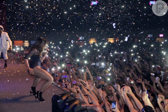Anitta leva os fãs à loucura ao rebolar em show