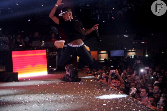 Anitta sensualiza em show com o funkeiro Nego do Borel, na Barra da Tijuca, Zona Oeste do Rio de Janeiro