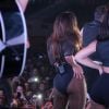 Anitta faz dança sensual ao lado do MC Nego do Borel em show no Rio