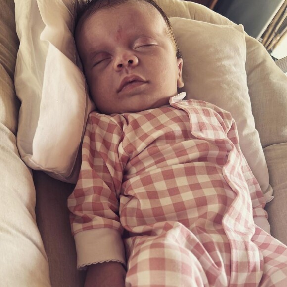 Cintia Dicker ficou na tentativa de amamentar a filha até Aurora completar 2 meses