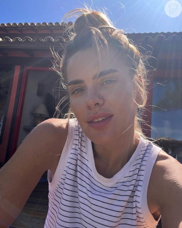 Carolina Dieckmann dispensou maquiagem e exibiu beleza natural em foto