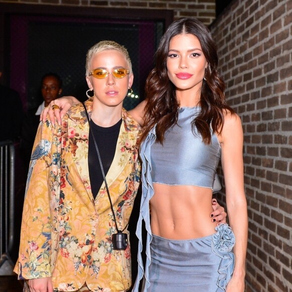 Vitória Strada e a noiva Marcella Rica curtiram a festa de 30 anos de Anitta na noite de sexta-feira (24)