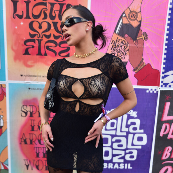 Look Lollapalooza: Flavia Pavanelli investiu em minissaia e meia-calça preta