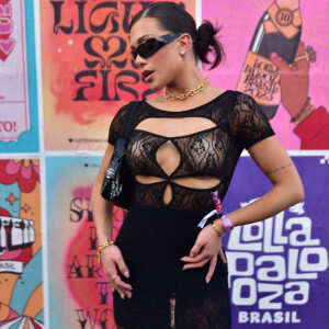Flavia Pavanelli abusou da transparência e acessórios em look all black