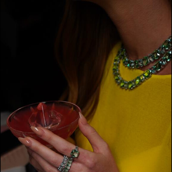 Marina Ruy Barbosa usou mix de colares (R$ 2.790 cada) e anel de cristal quadrado (R$ 660 cada)