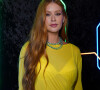 Marina Ruy Barbosa usou vestido amarelo com transparência e deixou lingerie à mostra