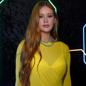 Marina Ruy Barbosa usou vestido amarelo com transparência e deixou lingerie à mostra