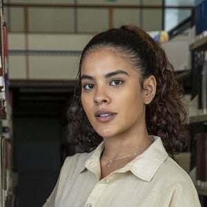 Theo (Emilio Dantas) quer saber se é pai de Jenifer (Bella Campos) na novela 'Vai na Fé'