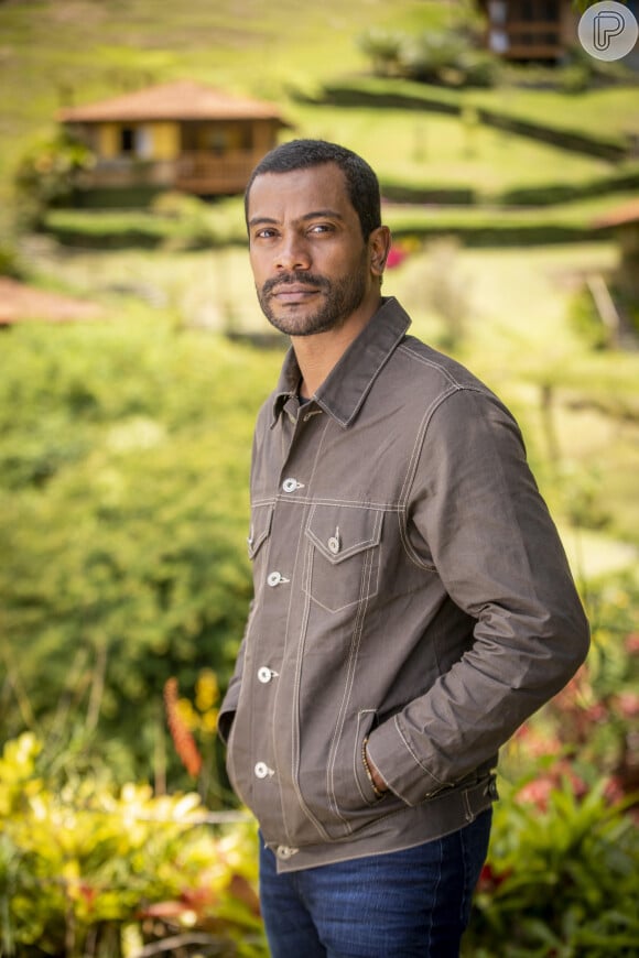 Theo (Emilio Dantas) tenta convencer Ben (Samuel de Assis) para eles pressionarem Sol (Sheron Menezzes) para ela revelar de quem Jenifer (Bella Campos) é filha, na novela 'Vai na Fé'