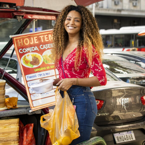 Sol (Sheron Menezzes) tenta se livrar de Theo (Emilio Dantas) e reforça a mentira sobre o pai de Jenifer (Bella Campos), na novela 'Vai na Fé'