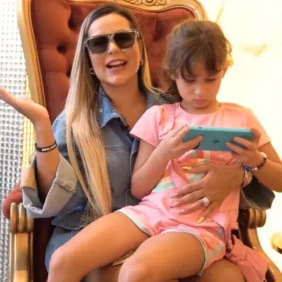 Filha de Deolane Bezerra estava abalada devido à aparência de suas orelhas
