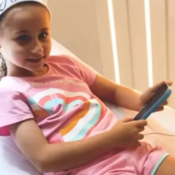 Filha de Deolane Bezerra passou por uma intervenção minimamente invasiva e completamente indolor