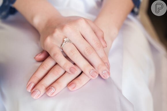 Casamento com unhas decoradas minimalistas: que tal essa versão com