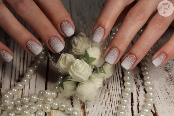 Degradê nas unhas decoradas para casamento é outra versão popular para noivas