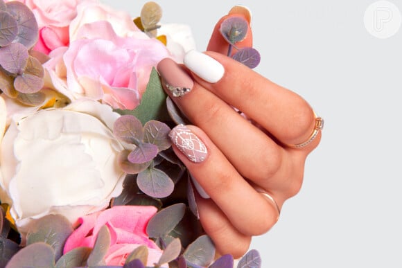 Unhas decoradas com esmalte matte trazem certa elegância