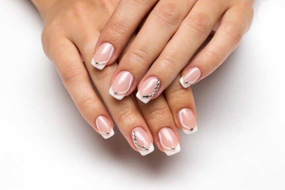 Unhas decoradas com strass e traços gráficos vão agradar as noivas mais modernas