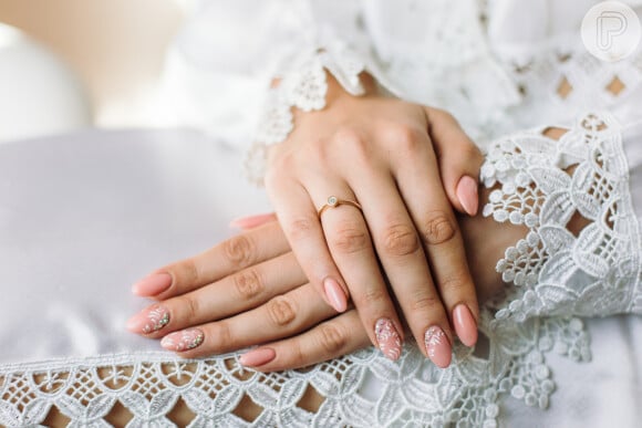 As unhas decoradas com esmalte rosa clarinho dá um ar delicado a nail art