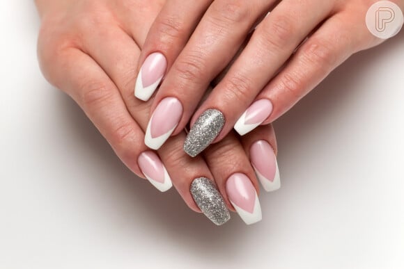 Unhas decoradas com glitter podem ser opção descolada para casamento