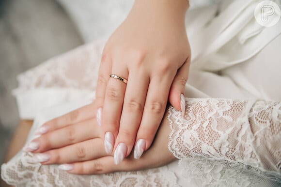 Unhas decoradas com motivo geométrico são opção minimalista e estilosa