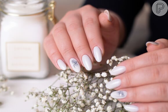 Branco em unha decorada para casamento: essa foto traz uma nail art em unhas amendoadas