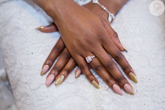 Unhas decoradas com glitter para usar no casamento: essa versão combina dourado e esmalte bege