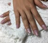 Unhas decoradas com nail art floral e esmalte nude são aposta minimalista para noivas