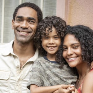 Na novela 'Terra e Paixão', Aline (Bárbara Reis), mulher de Samuel (Ítalo Martins) e mãe de João (Matheus Assis), vê sua casa ser alvo de um atentado