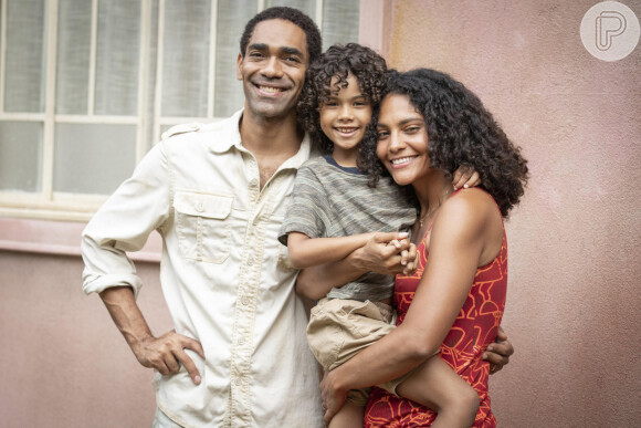 Na novela 'Terra e Paixão', Aline (Bárbara Reis), mulher de Samuel (Ítalo Martins) e mãe de João (Matheus Assis), vê sua casa ser alvo de um atentado