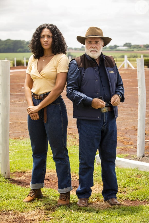 Na novela 'Terra e Paixão', a vida de Aline (Bárbara Reis) se cruza com a de Antônio (Tony Ramos), o maior produtor da região