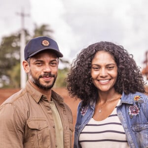 Na novela 'Terra e Paixão',Aline (Bárbara Reis) ganha ajuda do primo de seu marido, Jonatas (Paulo Lessa), para cuidar dos negócios da família