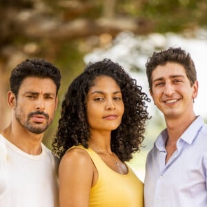 Na novela 'Terra e Paixão',Aline (Bárbara Reis) acaba se aproximando dos filhos de Antônio (Tony Ramos), Caio (Cauã Reymond) e Daniel (Johnny Massaro)