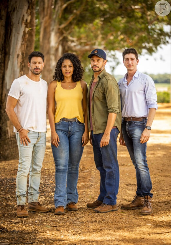 Aline (Bárbara Reis), prima de Jonatas (Paulo Lessa), desperta a paixão no primo do seu marido e nos irmãos Caio (Cauã Reymond) e Daniel (Johnny Massaro), na novela 'Terra e Paixão'