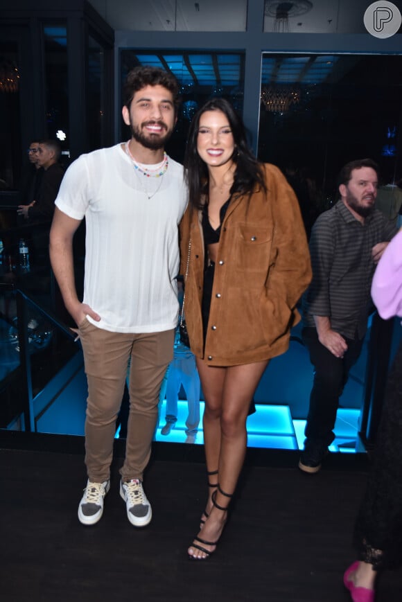 Ana Castela e Gustavo Mioto foram flagrados aos beijos na festa de Flávia Pavanelli