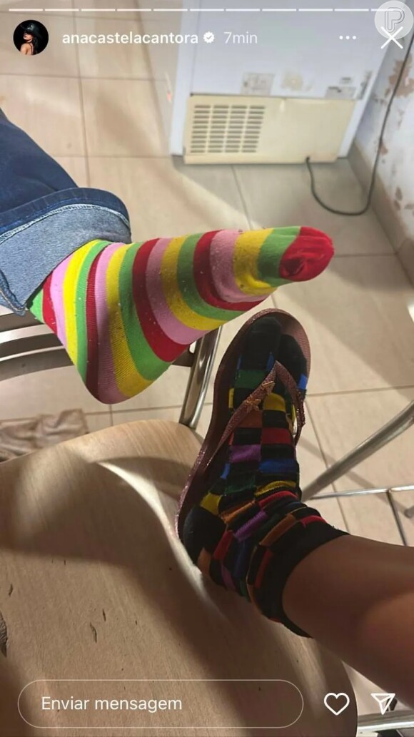 Ana Castela postou uma foto de meias e fãs acreditam ser de Gustavo Mioto