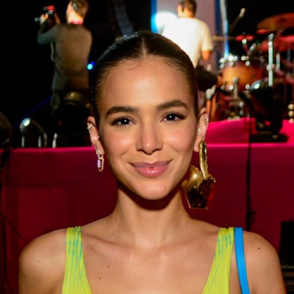 O brinco de Bruna Marquezine, em formato de mão, mostrando o dedo do meio, chamou atenção
