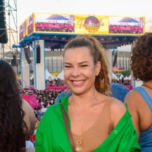 Fernanda Souza chegou sorridente para curtir o show do ex-marido, Thiaguinho
