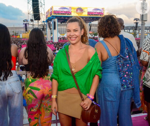 Fernanda Souza chegou sorridente para curtir o show do ex-marido, Thiaguinho